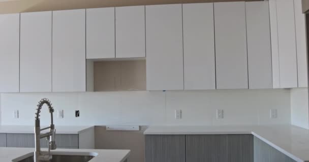 Home Vylepšení Kuchyně Remodel pohled nainstalován v nové kuchyni — Stock video