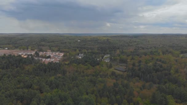 La construcción de apartamentos residenciales con el fondo de la montaña — Vídeo de stock