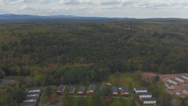 L'immeuble résidentiel avec le backgroud de montagne — Video