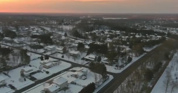 Paesaggio invernale con dopo nevicate negli Stati Uniti strade residenziali case innevate la città americana vicino in fiume che scorre — Video Stock