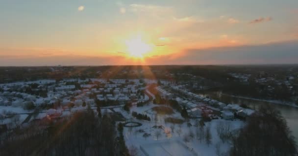 美国小镇上的小公寓楼在冬季的景观上，雪地之后的住宅区街道上飘飘欲仙 — 图库视频影像