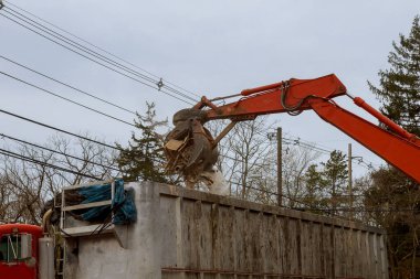 Eski bir evi yıkmak, buldozer yeni bir evin inşaatı devam eden bir binanın yıkımını yok etmek..