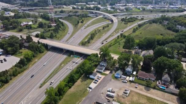 Hoog boven snelwegen en knooppunten de wegen band en de snelweg neemt u mee op een snelle snelweg in Cleveland Ohio drone view — Stockvideo