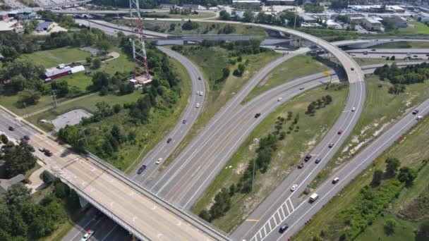 Broar, vägar topp antenn syn på motorvägen av urban förhöjd vägkorsning och trafikplats överfart i staden med trafik Cleveland Ohio USA — Stockvideo