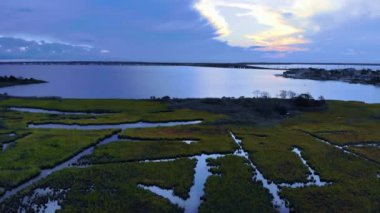 Gün batımında okyanus körfezi panoramik manzarası Gün batımında deniz manzarası ufku