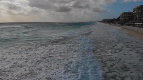 Vista aérea a las olas del océano sobre fondo de agua azul — Vídeos de Stock