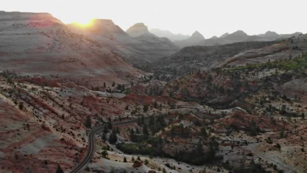 Puesta de sol escénica sobre el punto de montaña durante el hermoso paisaje de vista aérea, amplio en Utah, Parque Nacional Zion Canyon, EE.UU. — Vídeo de stock