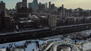 New York City 'nin panoramik manzarası. Brooklyn' deki şehir silueti yerleşim binaları.