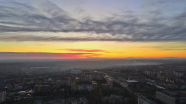 Uzhgorod şehri Zakarpattya üzerinde sonbahar mevsiminde güzel bir gündoğumu