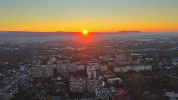 Panorama utsikt över takstaden Uzhgorod, Transcarpathia, Ukraina dimma under soluppgången vy — Stockvideo