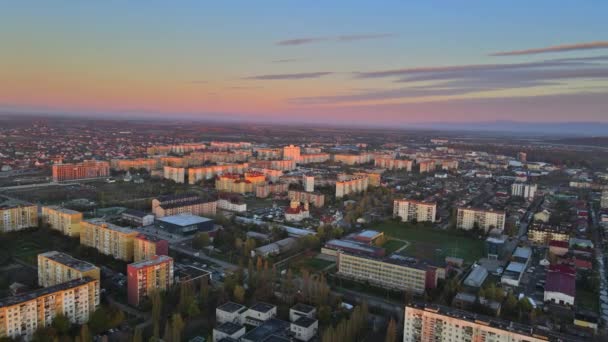 Increíble puesta de sol tardía vista aérea en la zona residencial de la ciudad de Uzhhorod Zakarpattya — Vídeos de Stock