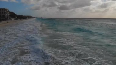 Turkuaz okyanus manzaralı güzel bir sahil, baş döndürücü bir hava manzarası.