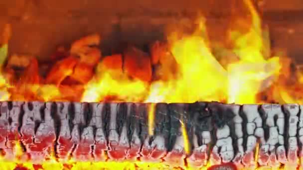 Яркие огоньки в пылающем огне — стоковое видео