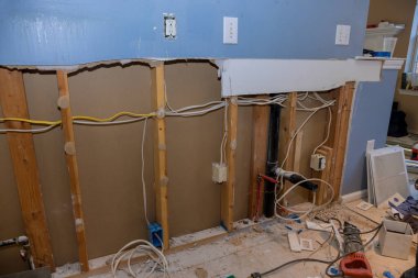 Yenileme aşamasındaki mutfakta tadilat için gerekli malzemeler ve araçlar eski alçıpanla yeniden inşa ediliyor.