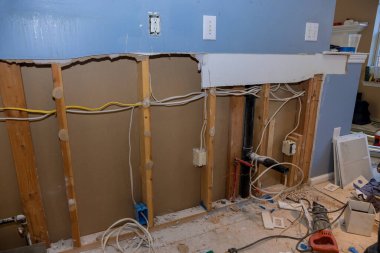 Yenileme aşamasındaki mutfakta tadilat için gerekli malzemeler ve araçlar eski alçıpanla yeniden inşa ediliyor.