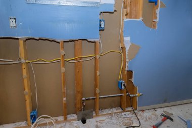 Alçıtaşı alçıpan duvarlarının yıkım duvarları ve mutfak onarımı için gerekli malzemeler tadilat ve yenileme aşamasında..