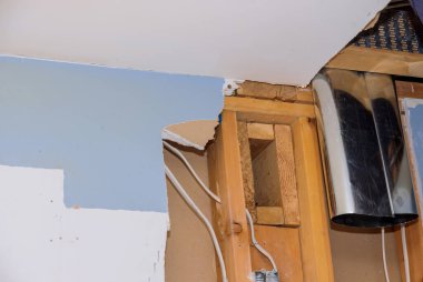 Mutfak tavanında havalandırma havalandırma havalandırması havalandırması havalandırması bulunan havalandırma borusunun montajı devam ediyor.