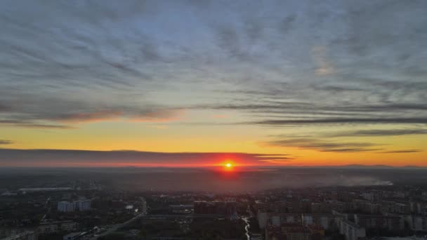 Paisaje natural otoñal de la niebla durante la salida del sol en la zona residencial de la ciudad de Uzhhorod Zakarpattya — Vídeos de Stock