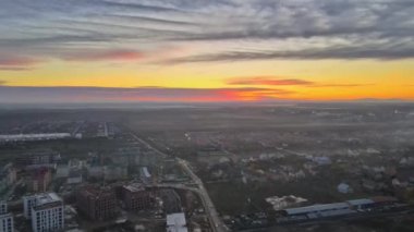 Uzhhorod şehri Zakarpattya 'daki yerleşim bölgesinde güneş doğarken oluşan doğal sonbahar manzarası.