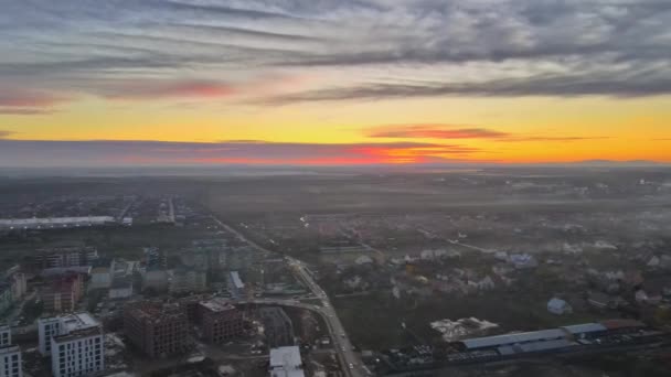 Paisaje natural otoñal de la niebla durante la salida del sol en la zona residencial de la ciudad de Uzhhorod Zakarpattya — Vídeos de Stock