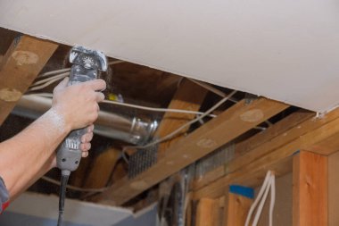 Alçıtaşı alçıtaşı el testeresinin hasarlı sıva tahtasıyla kesimindeki evin onarımı