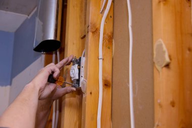 Elektrik kabloları kapsül paneli için vidaların elektrik prizini kaldırmaya hazırlanılıyor