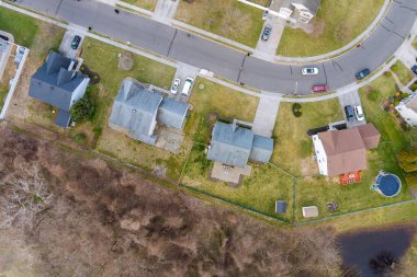 Havadan görülebilen evlerin çatılarının ilkbaharın başlarında küçük bir uyku alanı.