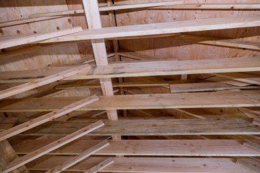 Altında ahşap çerçeve olan çatı katı inşaat kirişleri evin çatısı.