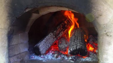 Odunu yanan pizza pişirmek için geleneksel ahşap fırın.