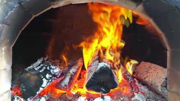 Fire wood burning in the oven for baking pizza — Stock Video