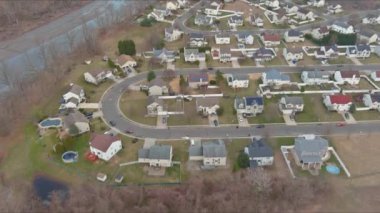 Küçük bir kasabanın ilkbaharında yerleşim yerlerinin hava manzarası