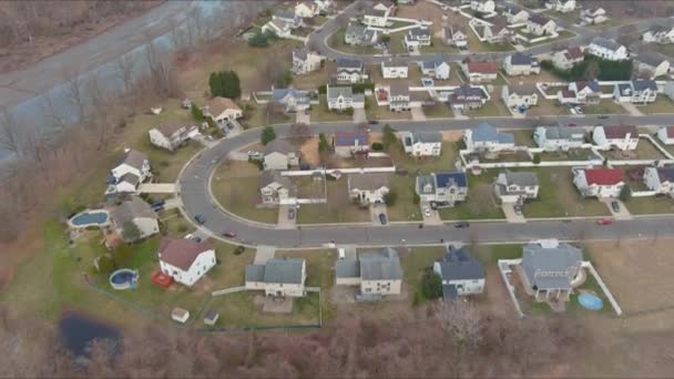 Vista aérea sobre el paisaje de las calles residenciales principios de primavera de un pequeño pueblo — Vídeos de Stock