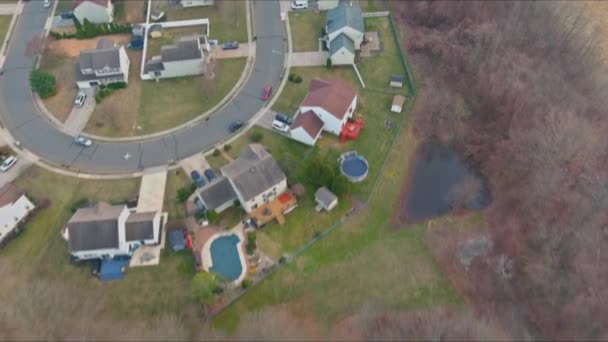 Vue aérienne d'une petite aire de couchage toits des maisons dans le paysage urbain — Video