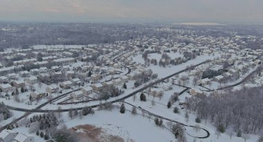 Kar fırtınasından sonraki kış boyunca küçük bir kasabada evleri olan harika bir kış manzarası.