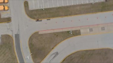 Otoparktaki sarı okul otobüsleri.