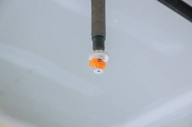 Yangın söndürme sistemi yangın söndürme detektörü tavanda.