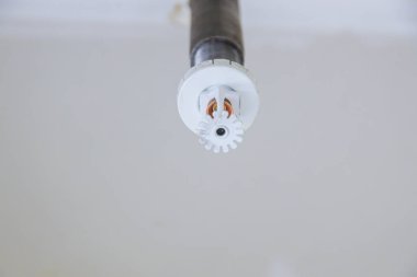 Otomatik yangın söndürme sistemi boru hattı ofis binasının tavanındaki suyu söndürüyor