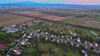 Bir bahar günü dağdaki tarla manzarası