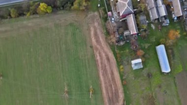 Doğada vahşi çayır arazisi olan bahar manzarası.