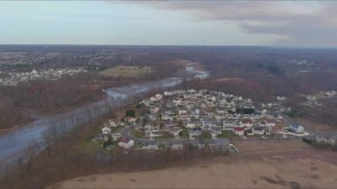 NJ USA yüksekliğinden manzaralı küçük bir kasabanın uyuma bölgesinde ilkbaharın başlarında manzara.