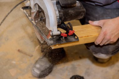 Ağaç kirişinde el testeresi kesme işlemi bir evin yenilenmesini engelliyor.