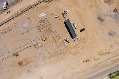 Toprak taşıma ekipmanlarının yer altında inşa edildiği büyük bir inşaat sahasının manzarası..