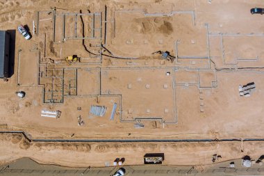 Havadan bakıldığında, temeldeki yeraltı borularının inşaatı için inşa edilen yeni kompleks binalar.