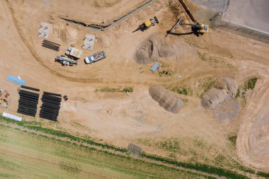 Havadan bakıldığında, temeldeki yeraltı borularının inşaatı için inşa edilen yeni kompleks binalar.