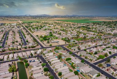 Çöl manzaralı küçük bir kasaba eyalet başkenti Phoenix Arizona yakınlarındaki engebeli dağların Avondale şehri.