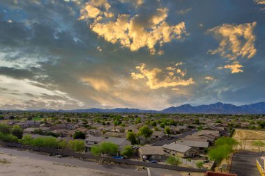 Avondale küçük kasabası eyalet başkenti Phoenix Arizona yakınlarındaki çöl dağlarına bakan bir manzara.
