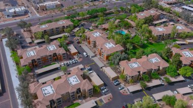 Phoenix Arizona 'da küçük bir uyuma alanının kentsel manzarasındaki evlerin çatıları.