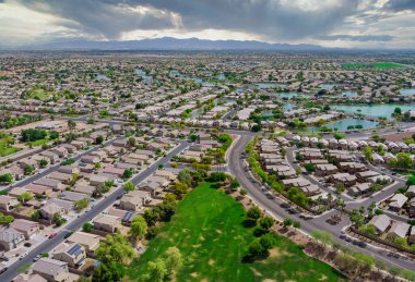 Phoenix Arizona 'da küçük bir uyuma alanının kentsel manzarasında Avondale şehir evleri yakınlarındaki küçük göletlerin havadan çatıları.