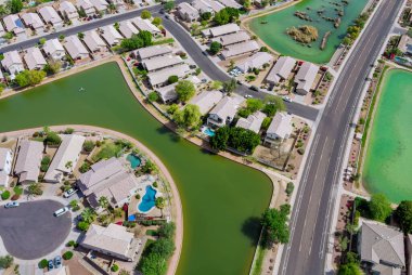 Avondale yakınlarındaki pek çok küçük gölet eyalet başkenti Phoenix Arizona ABD yakınlarındaki çöl manzaralı bir yerdir.