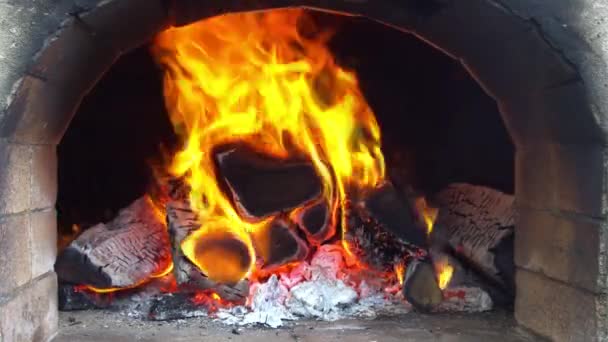 Forno de tijolo de lenha aberto para piza assar de perto — Vídeo de Stock